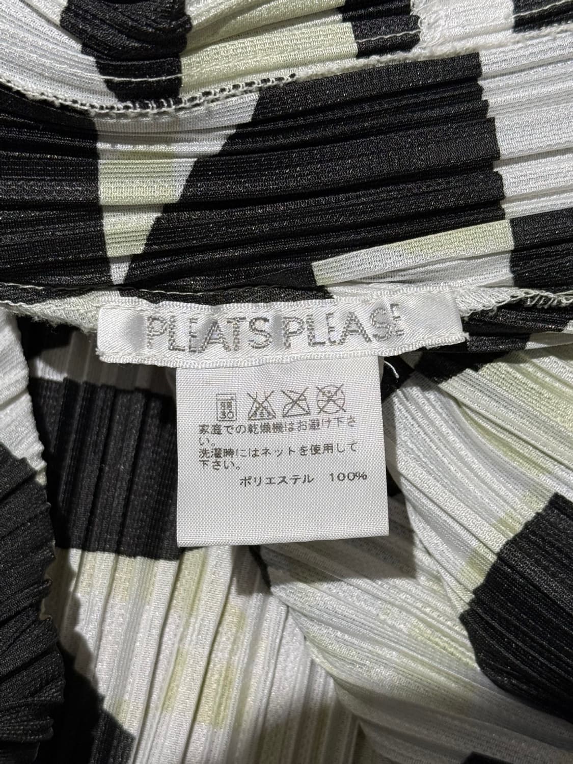 플리츠플리즈 블랙 화이트 스무시 롱 자켓 상품이미지7