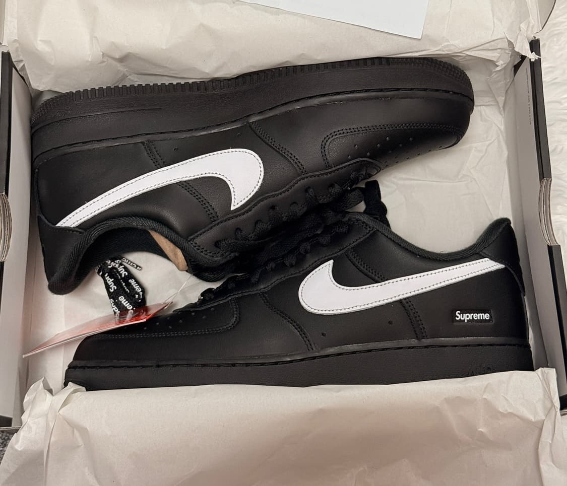 (275) 나이키 x 슈프림 에어 포스 1 로우 블랙 검흰 상품이미지3