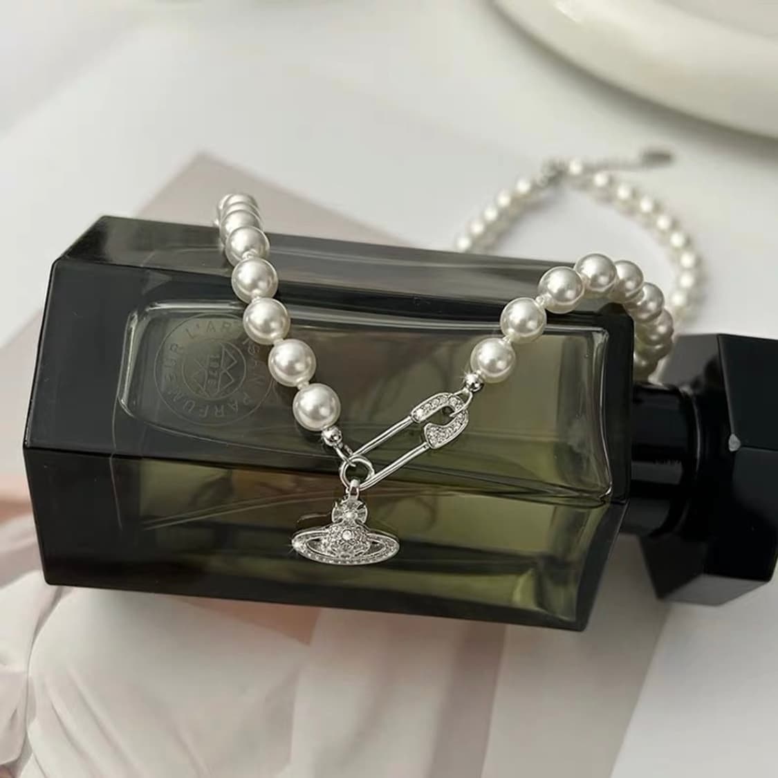 비비안웨스트우드 아카이브 세이프티핀 바스 릴리프 orb 초커 목걸이 상품이미지1