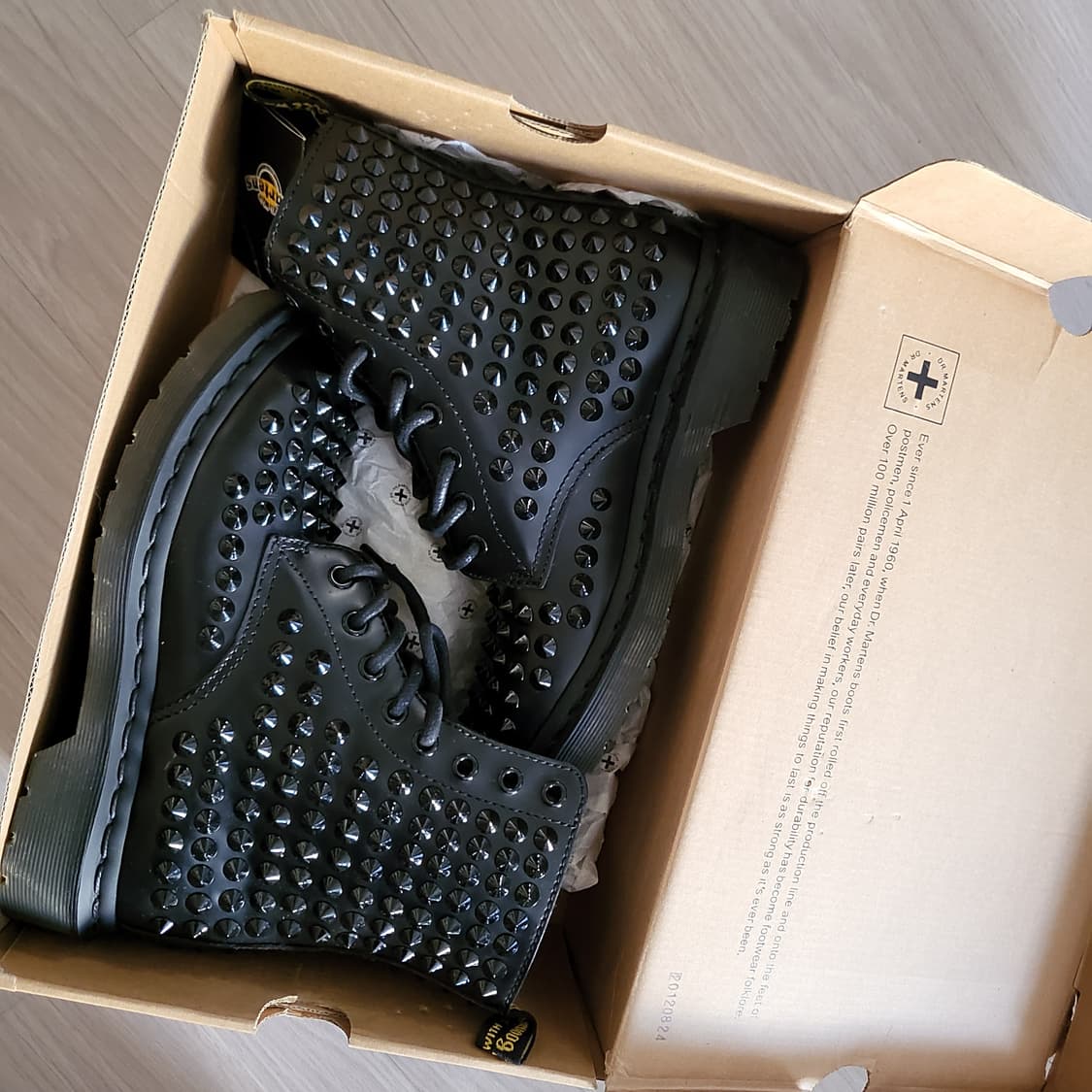 닥터마틴 블랙 스파이크 8홀(uk4)새상품 상품이미지2