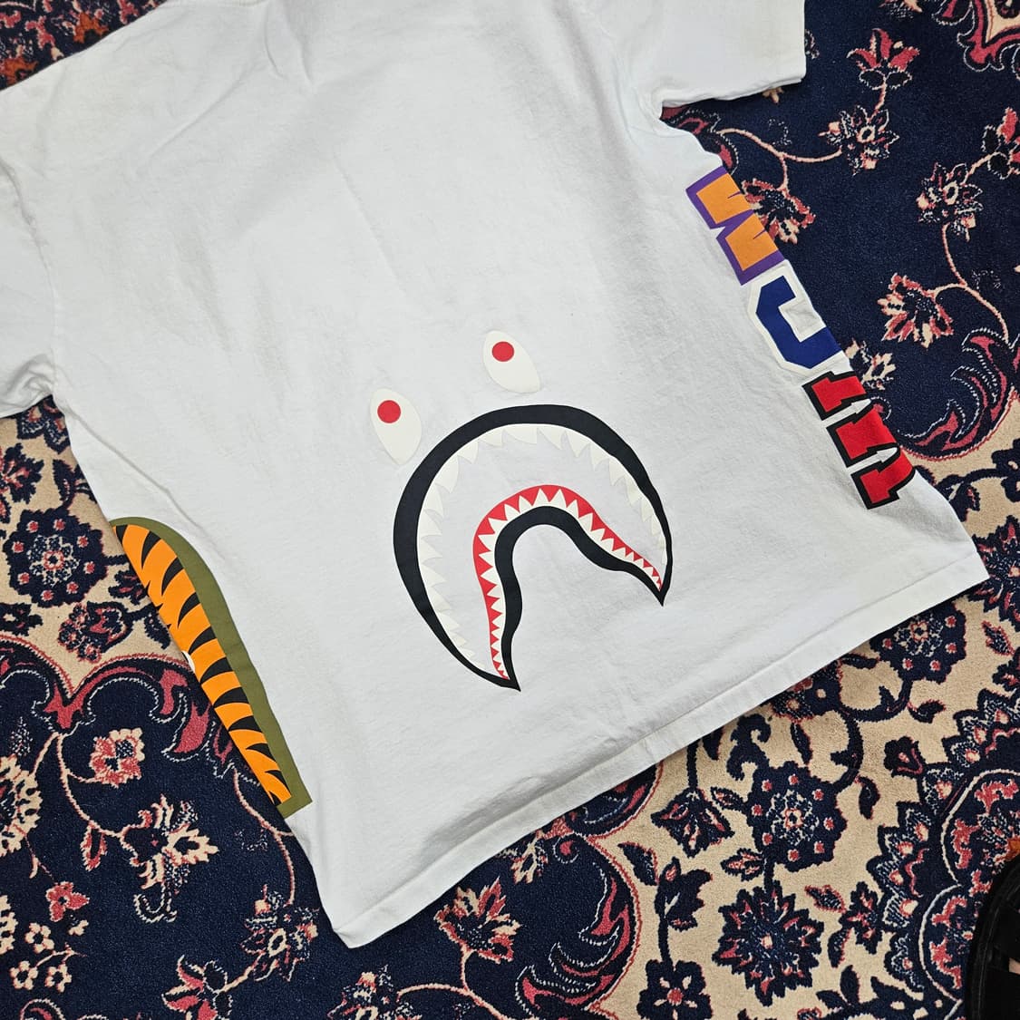 베이프(BAPE) 샤크 타이거 반팔티셔츠 L size 상품이미지3