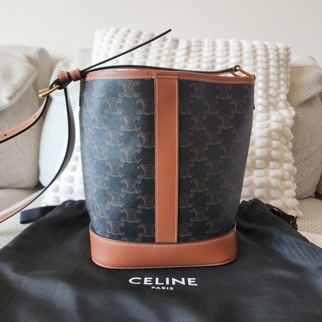 새상품급 셀린느 버킷백 스몰 트리옹프 캔버스 탄 상품이미지4