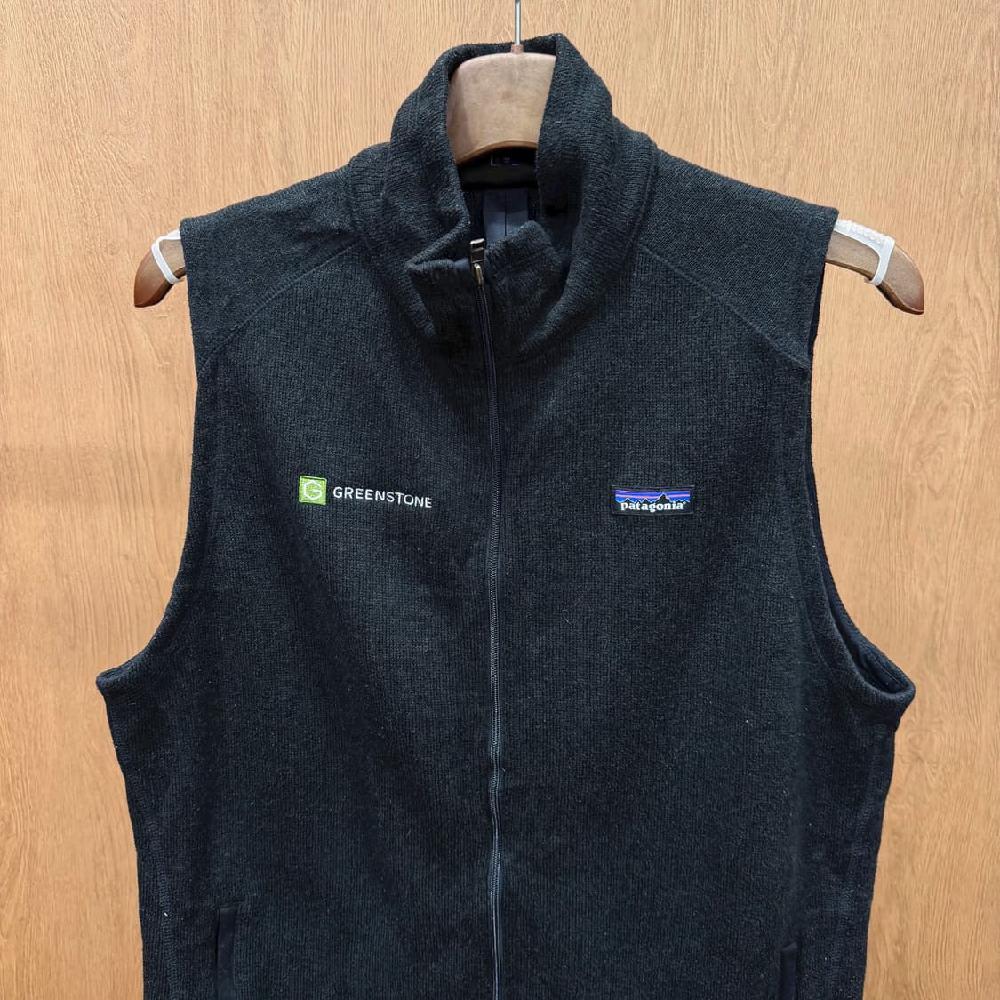 파타고니아 하이넥 플리스 베스트 집업 로고 자수 디테일 레귤러핏 블랙 상품이미지4