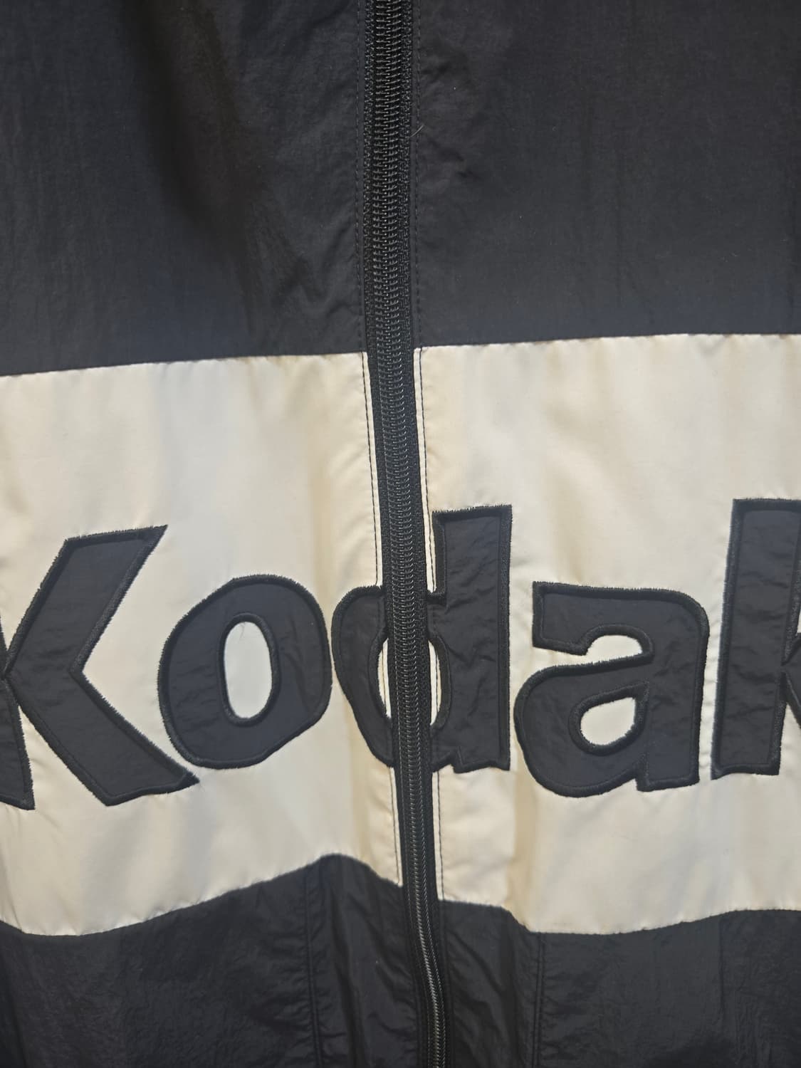 코닥 우븐 블랙 빅로고 짚업자컷 상품이미지3