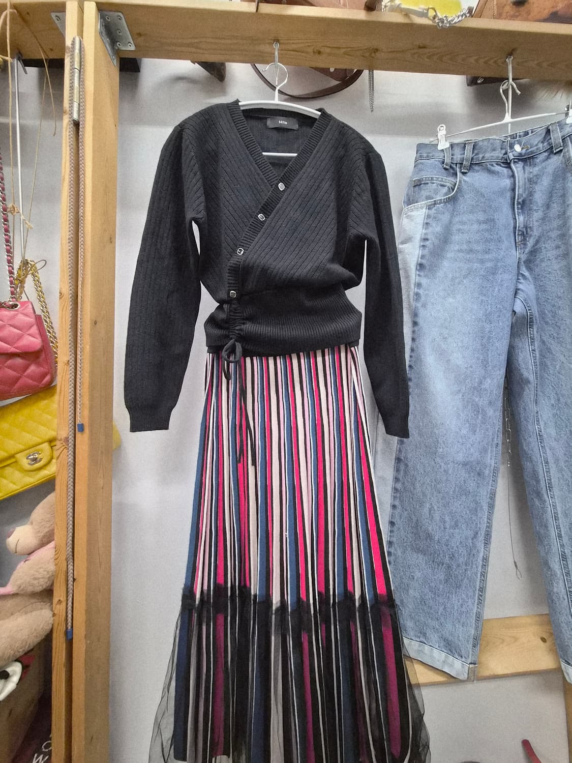 샤틴 사이드 셔링 브이넥 니트.레니본 니트샤스커트 상품이미지1