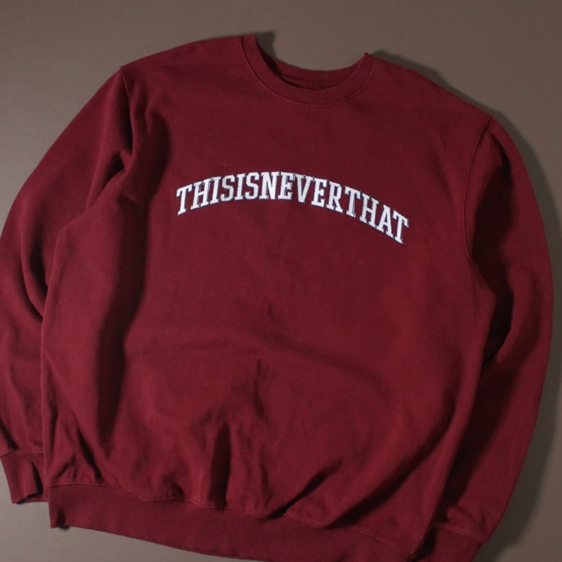 Thisisneverthat 디스이즈네버뎃 버건디 맨투맨 상품이미지2