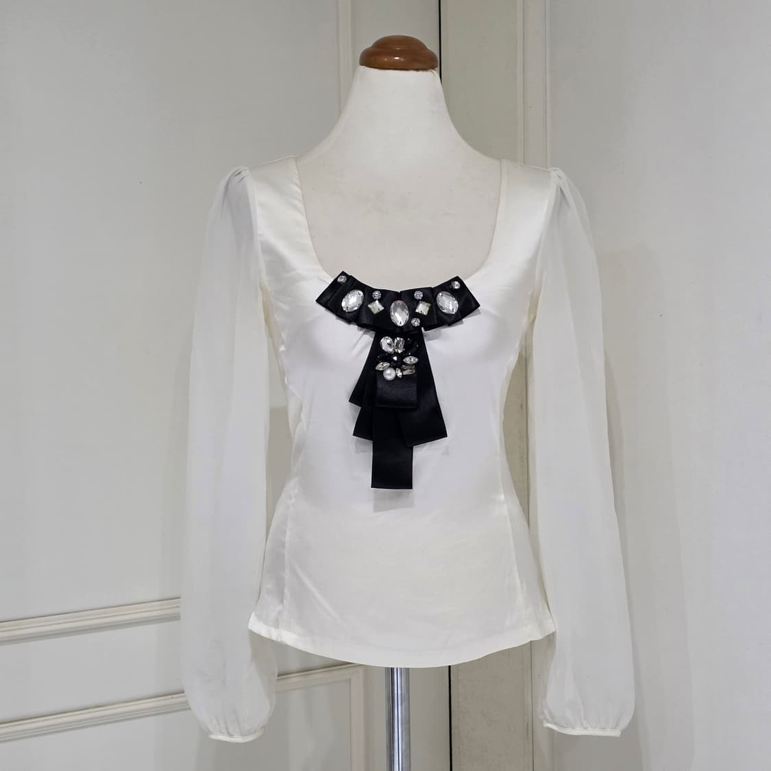 유럽빈티지)공겜여주st 새틴쉬폰 블랙브로치 로맨틱 고딕로리타 블라우스 상품이미지1