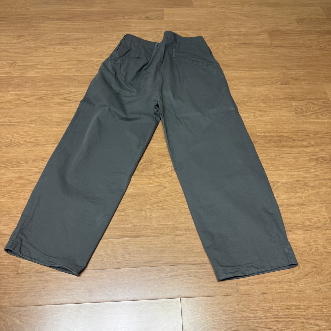 해칭룸 딥플리츠 팬츠 차콜 3사이즈 상품이미지6