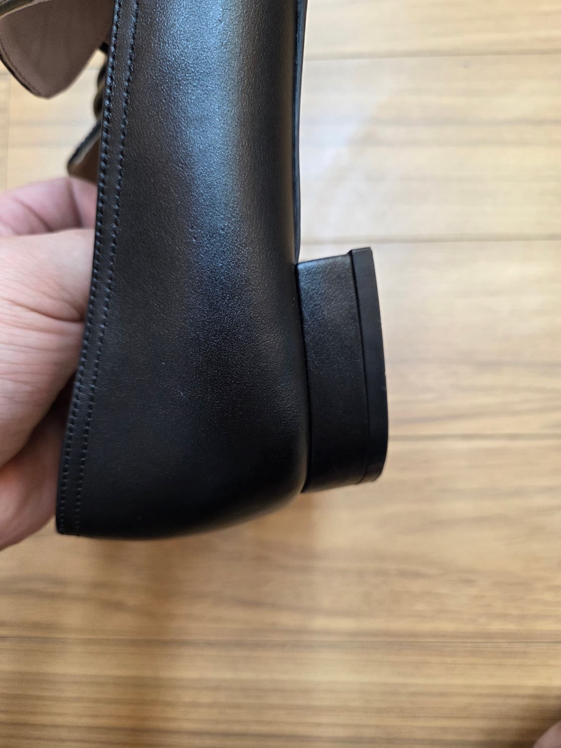 미소페 블랙 로퍼 230mm 판매합니다. 금장 버클 장식이 고급스러움을  상품이미지8