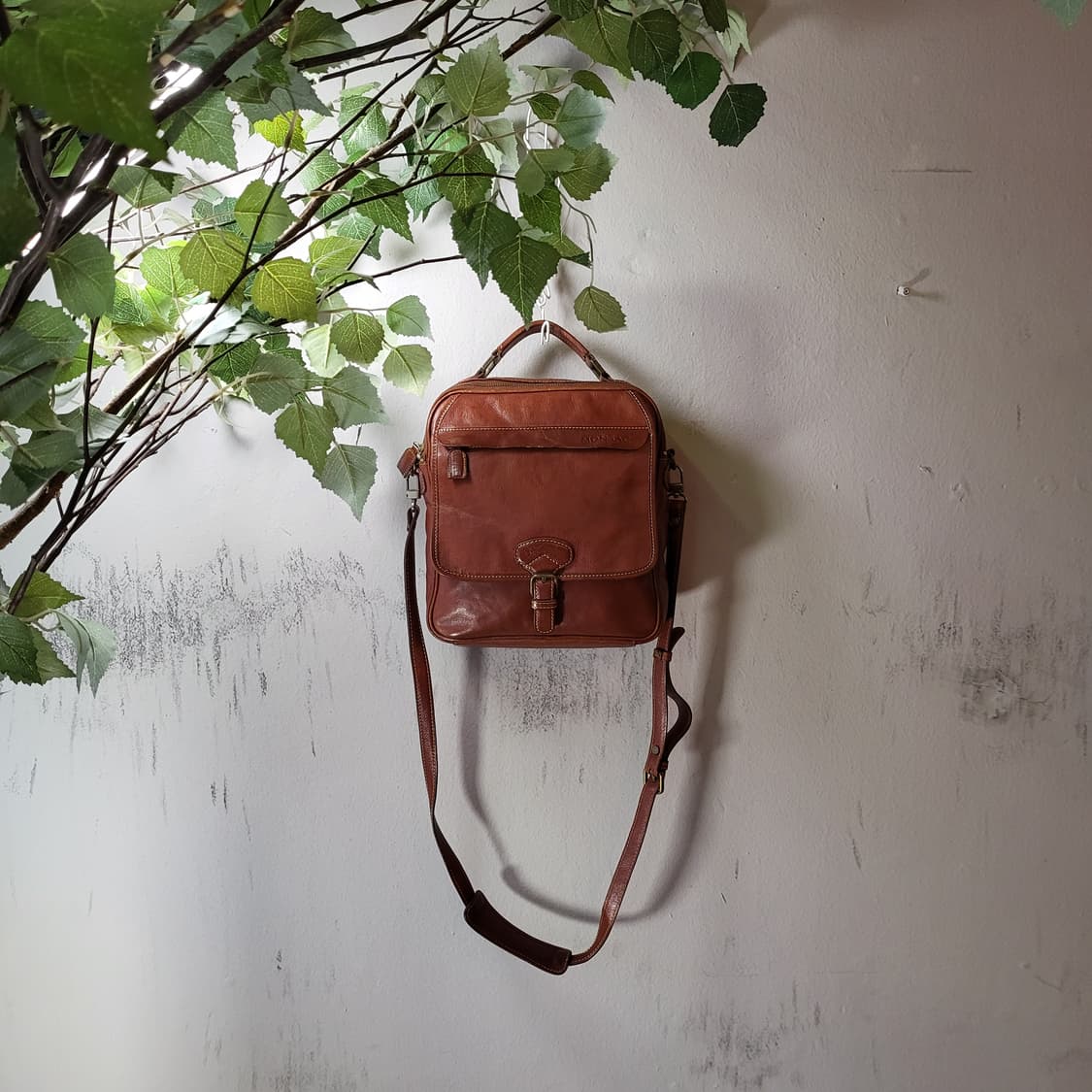 몽삭 올 레더 크로스백 상품이미지1