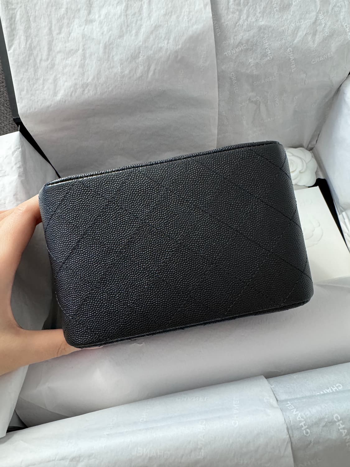 CHANEL 샤넬 클래식 캐비어 미니 버킷백 블랙 금장 상품이미지6