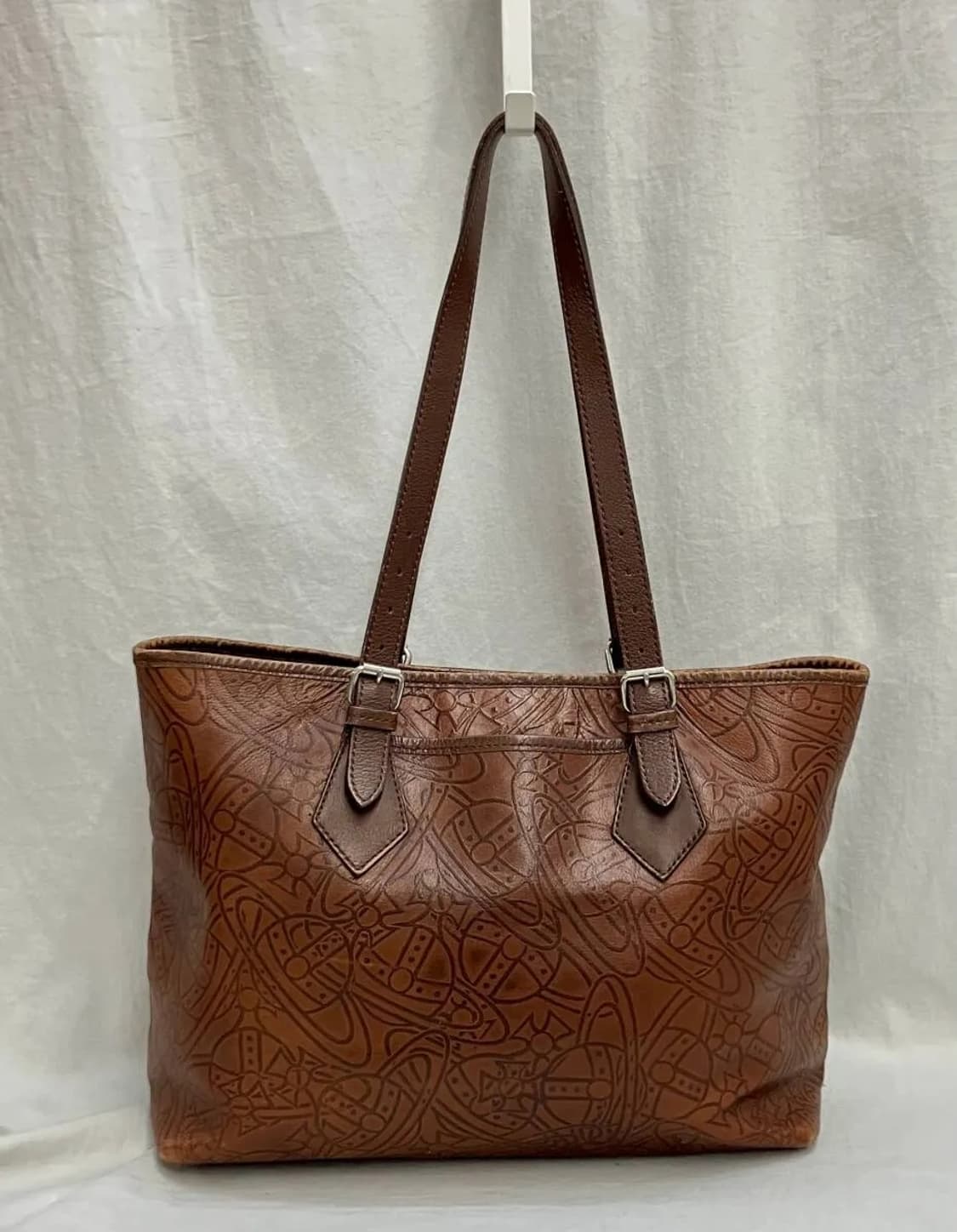 비비안 웨스트우드 로고 패턴 가죽 토트백 상품이미지3