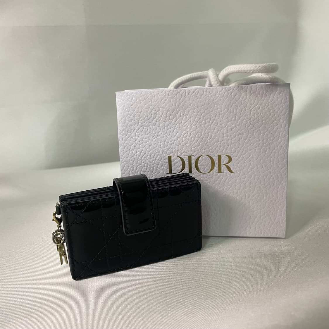 디올 레이디 페이던트 아코디언 카드지갑 블랙 +쇼핑백 포함 상품이미지8
