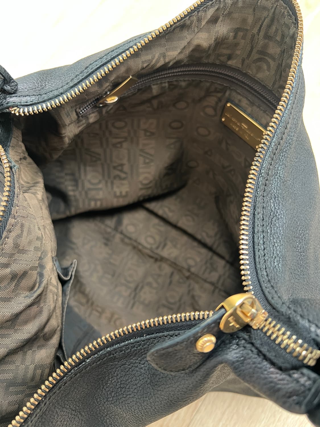 페라가모 블랙 레더 숄더백 상품이미지6