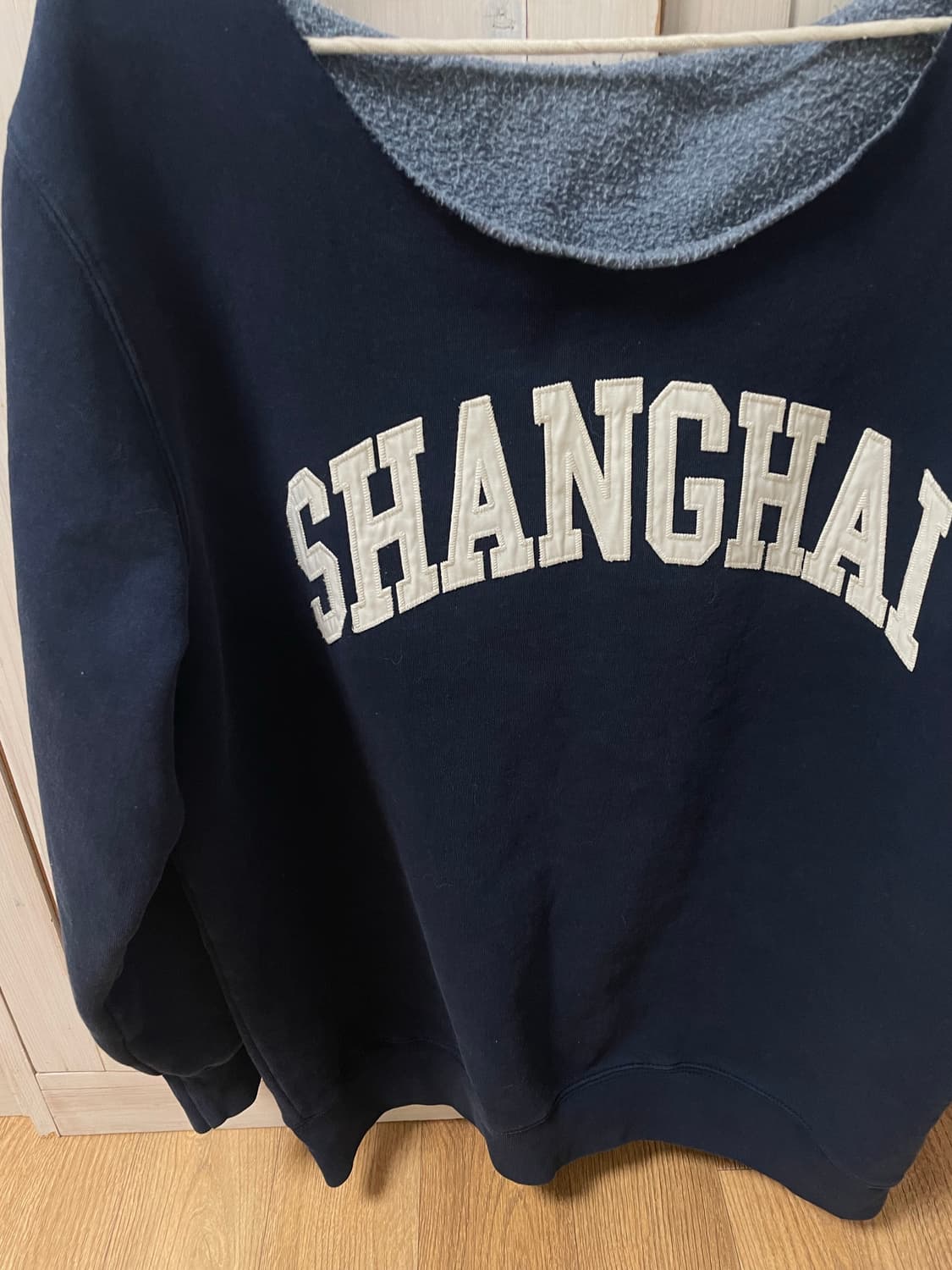 브랜디멜빌 원숄더 네이비 맨투맨 레터링 상하이 상품이미지3