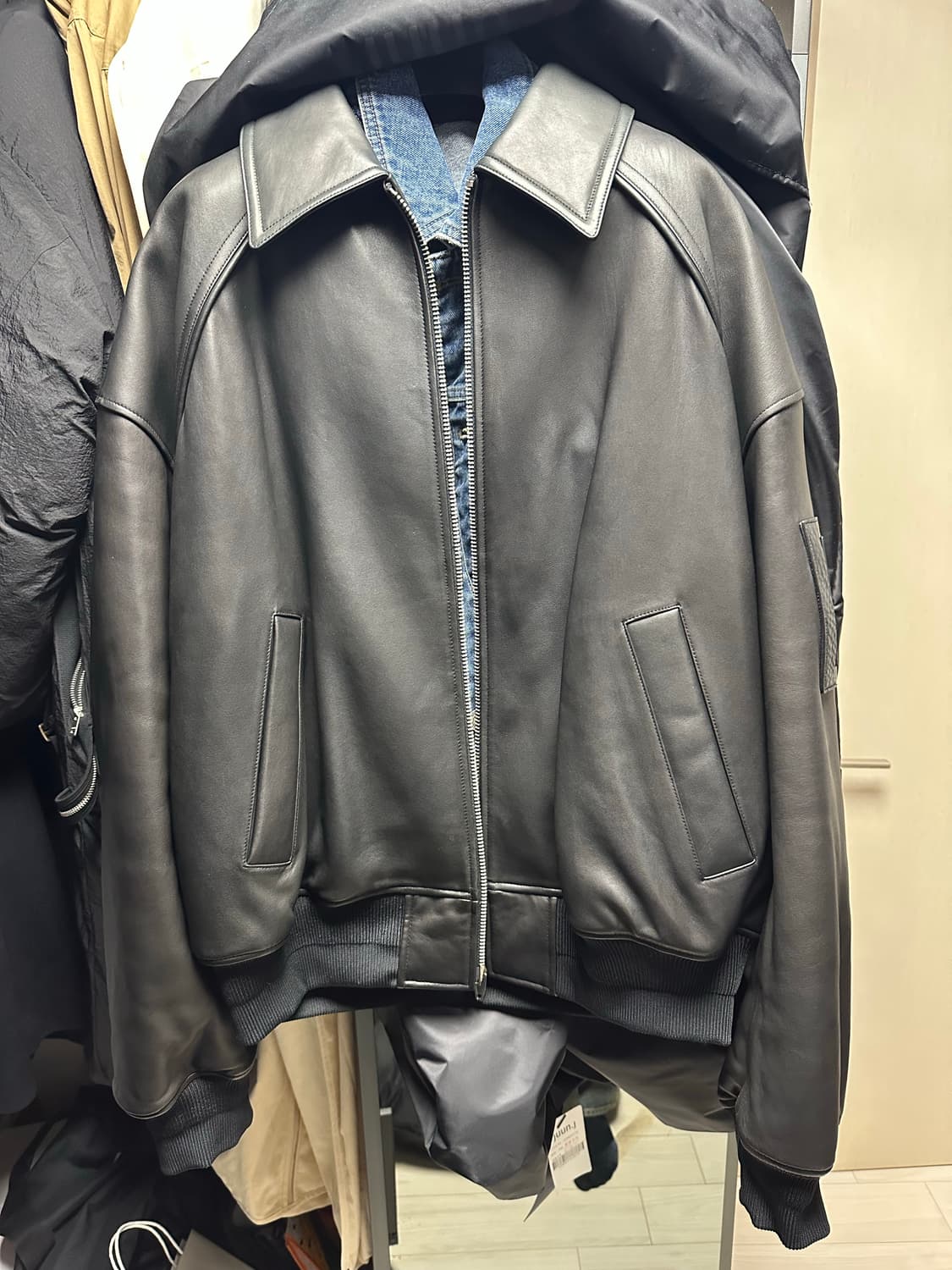 준지 22FW 349 컬렉션 레더 마원 46 상품이미지1