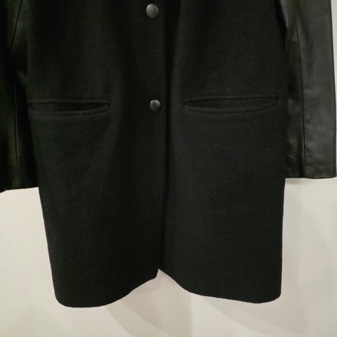 산드로 블랙 레더 소매 코트 36 상품이미지2