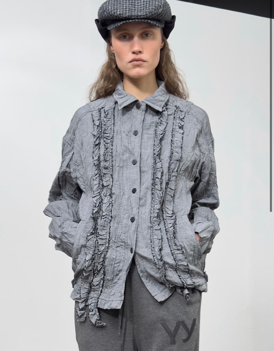 오픈 YY CRINKLED RUFFLE SHIRT, GRAY 상품이미지1