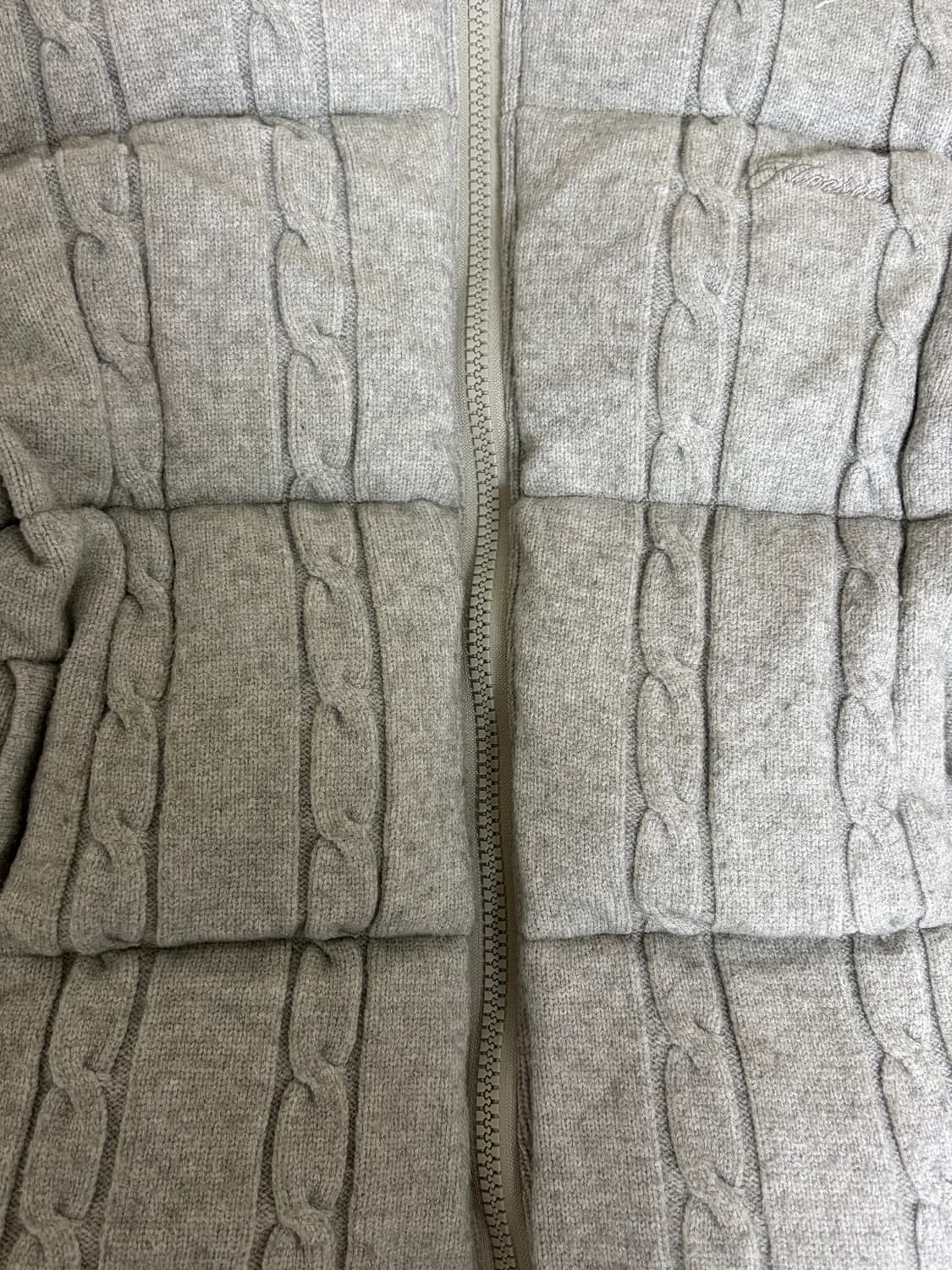 클리시어 츄츄 케이블 니트 푸퍼 패딩 그레이 판매합니다 상품이미지5