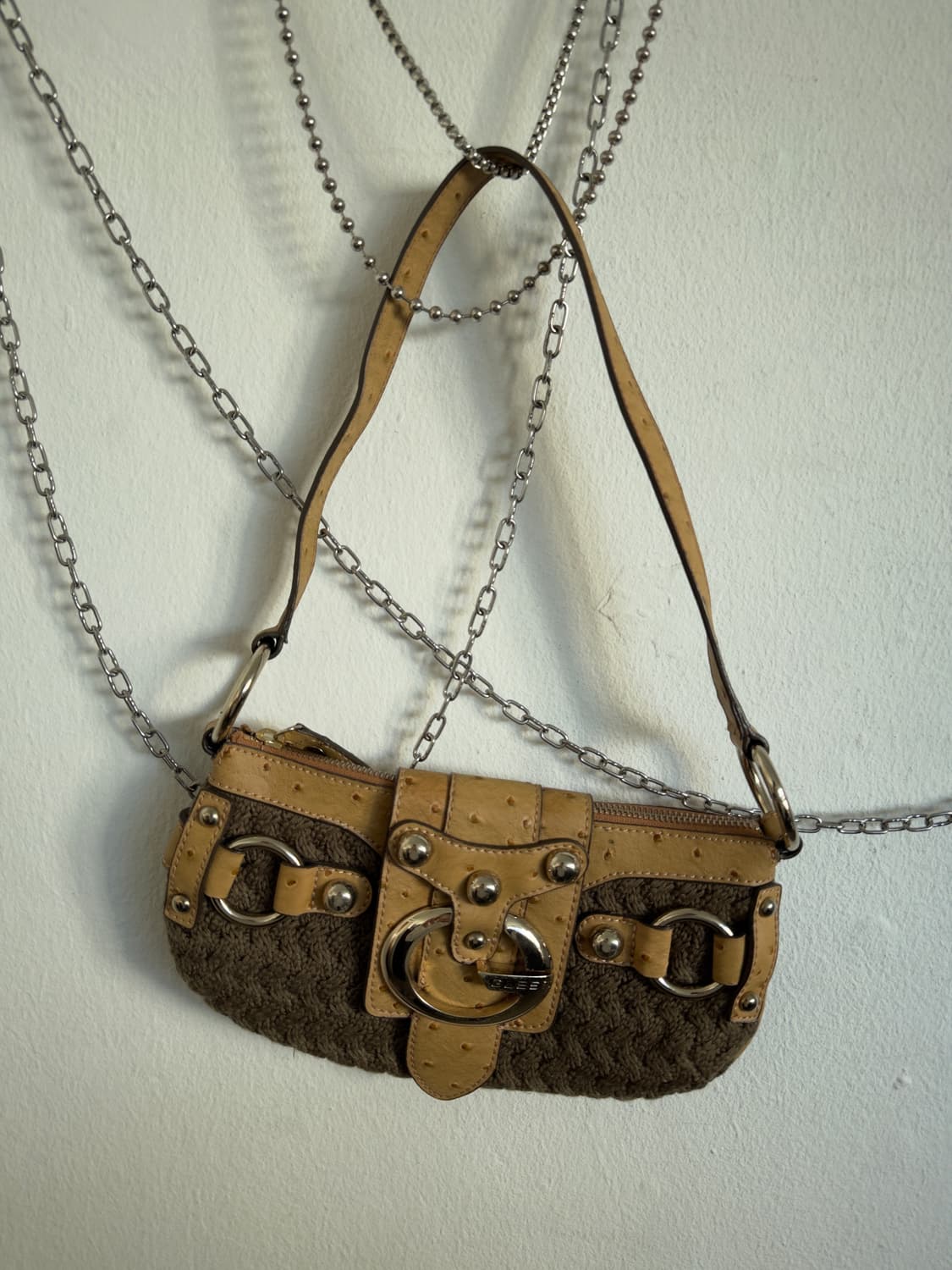 게스 y2k 타조가죽 & 니트 바게트백 상품이미지1