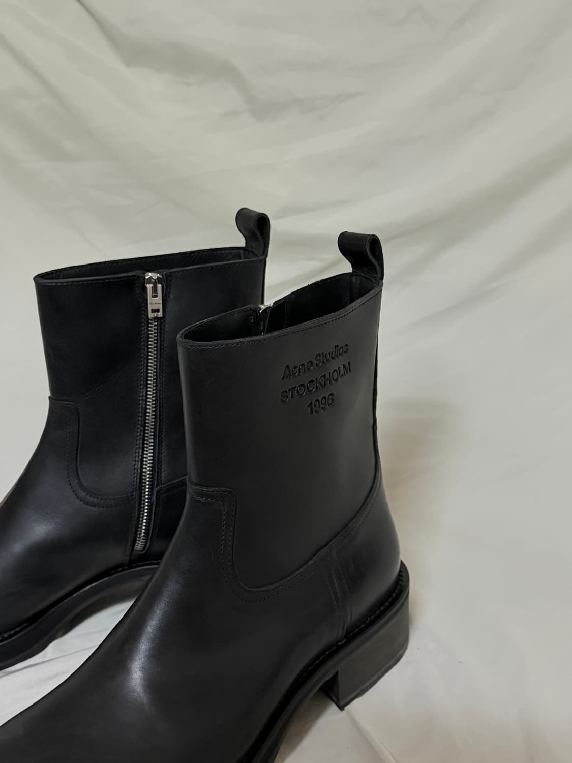 아크네 스튜디오 레더 왁스 부츠 상품이미지2