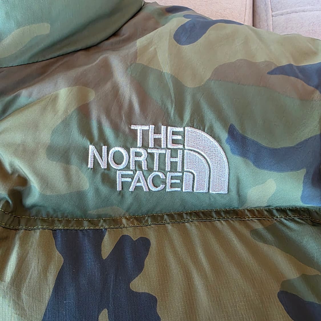 신품급!! 오리지널 일본판 노스페이스 700 눕시 센터로고 카모S(95) 상품이미지3