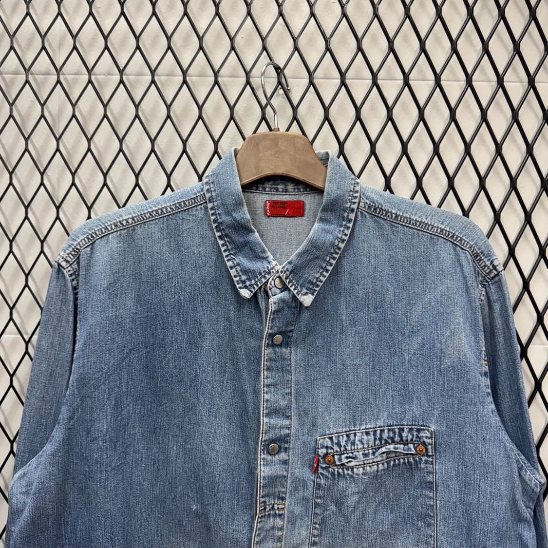 리바이스 레드탭 워싱 데님 셔츠 사선 포켓 버튼 디테일 레귤러핏 중청 상품이미지3