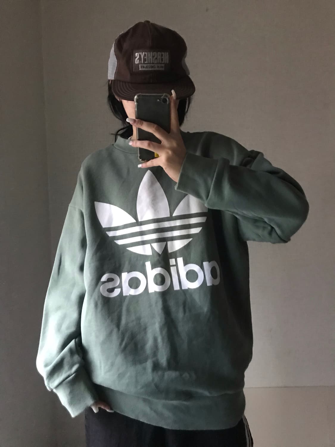 아디다스 빅로고 카키 맨투맨 상품이미지3