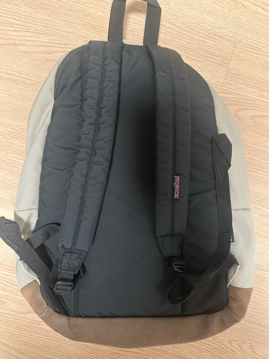 잔스포츠 라이트백 백팩 베이지 색상입니다 사진처럼 상태 좋으며 눈에띄는  상품이미지2