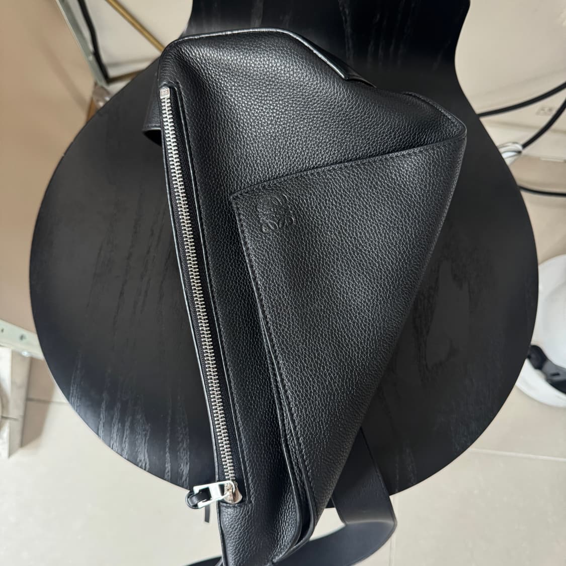 로에베 안톤 슬링백 스몰 블랙  상품이미지4