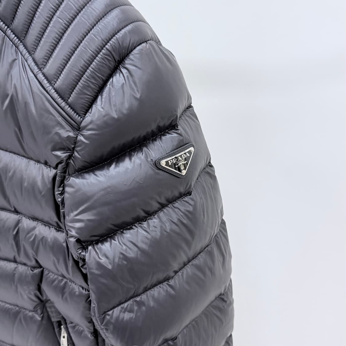 [S+급/46] 프라다 삼각로고 경량 바이커 패딩 블랙 상품이미지2