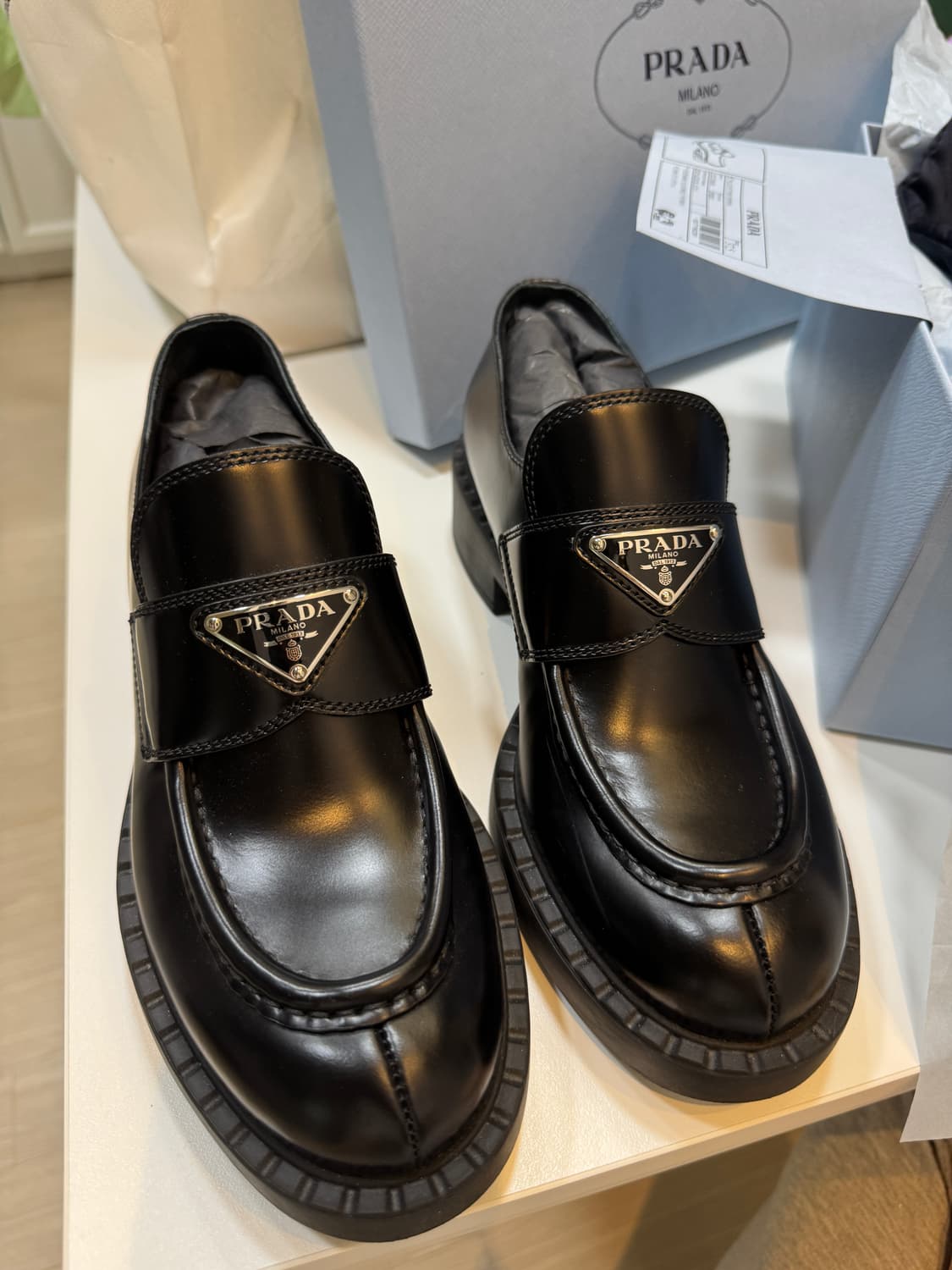 프라다 초콜릿 브러시드 레더 로퍼 블랙 37.5 상품이미지1