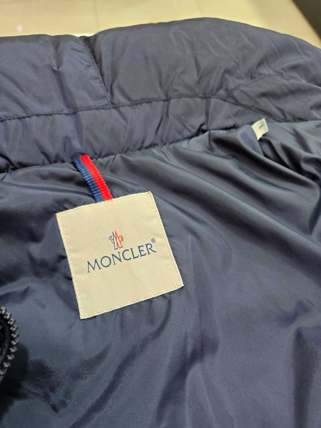 [정품/1사이즈] 몽클레어 네이비 여성 롱패딩 상품이미지5