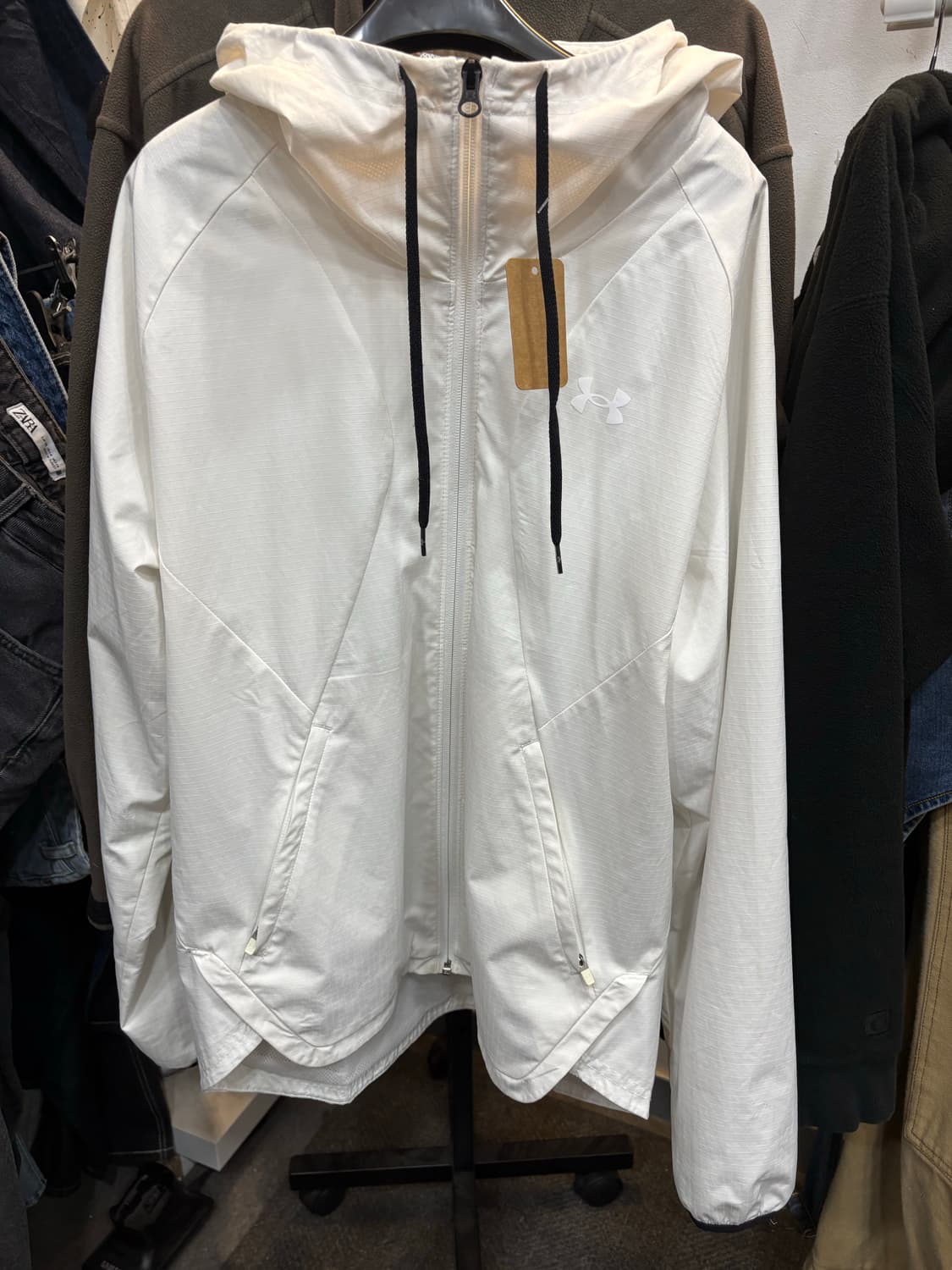 언더아머 화이트 바람막이 L사이즈 상품이미지1