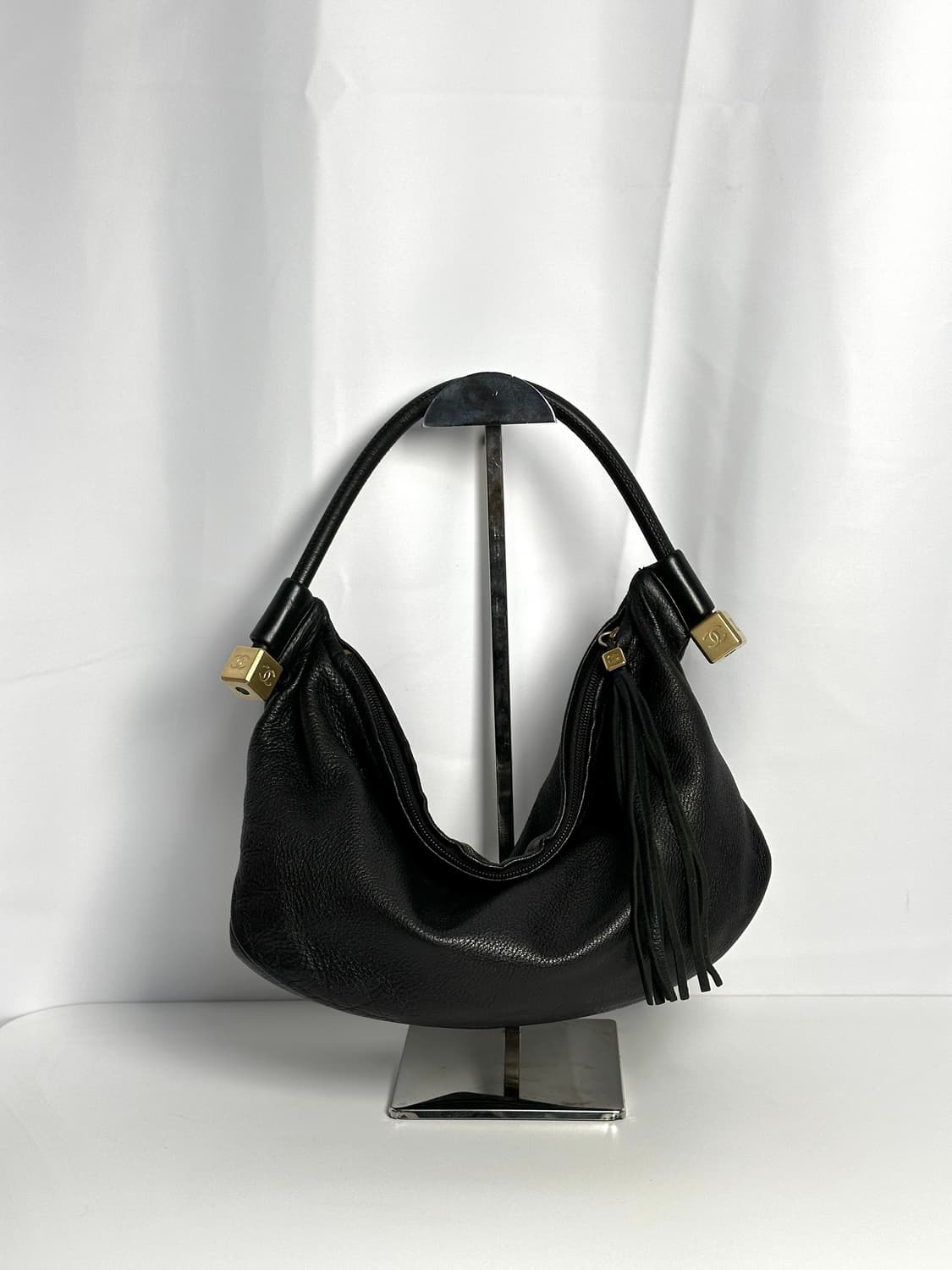 Chanel 블랙 레더 호보 숄더백 상품이미지1