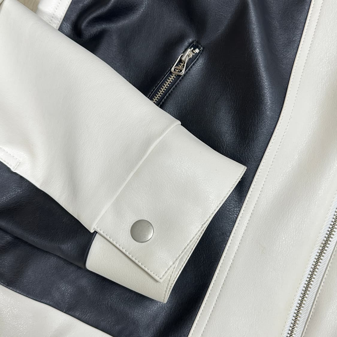 Hender 화이트 블랙 배색 레더 자켓 상품이미지5