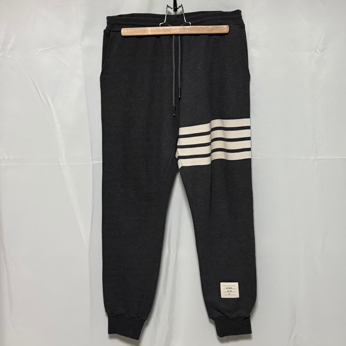 [S+급/1] 톰브라운 사선완장 트레이닝 조거팬츠 바지 다크그레이 상품이미지1