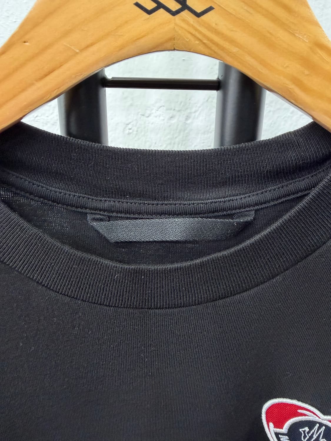 정품) 몽클레어 남성 23ss 하트 로고 블랙 반팔티 M 상품이미지6