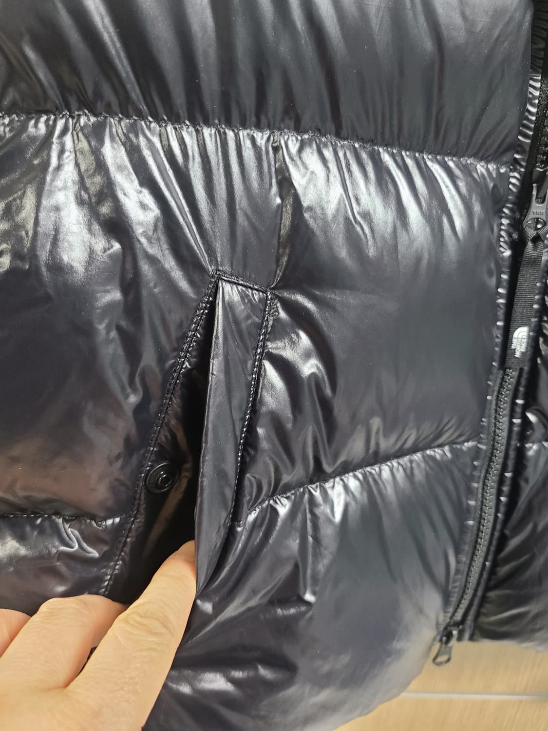 노스페이스 눕시 크롭 패딩조끼 유광 블랙 85 상품이미지5
