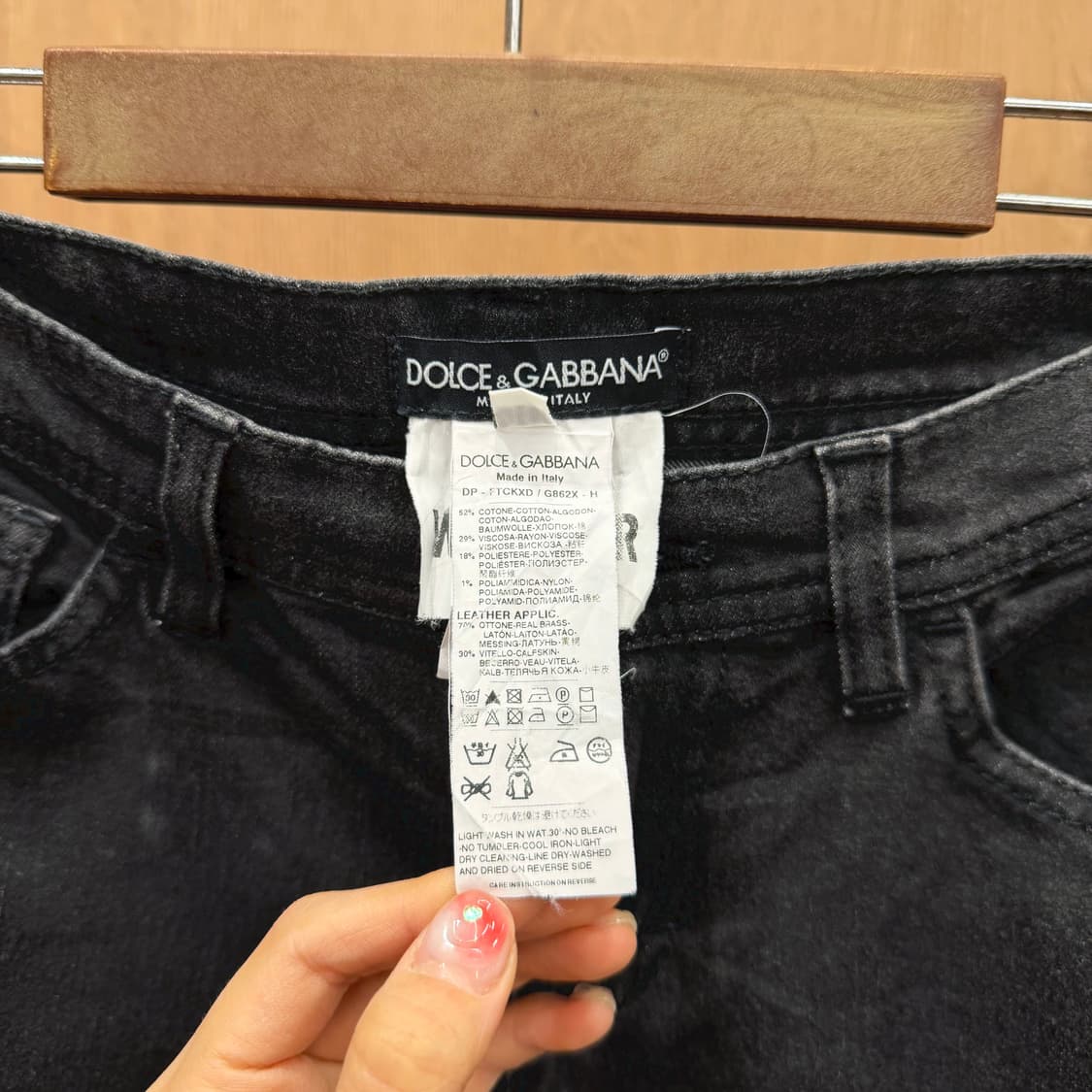 돌체앤가바나 데님 팬츠 사이드 블랙 라인 백포켓 골드 로고 디테일 흑청 상품이미지6
