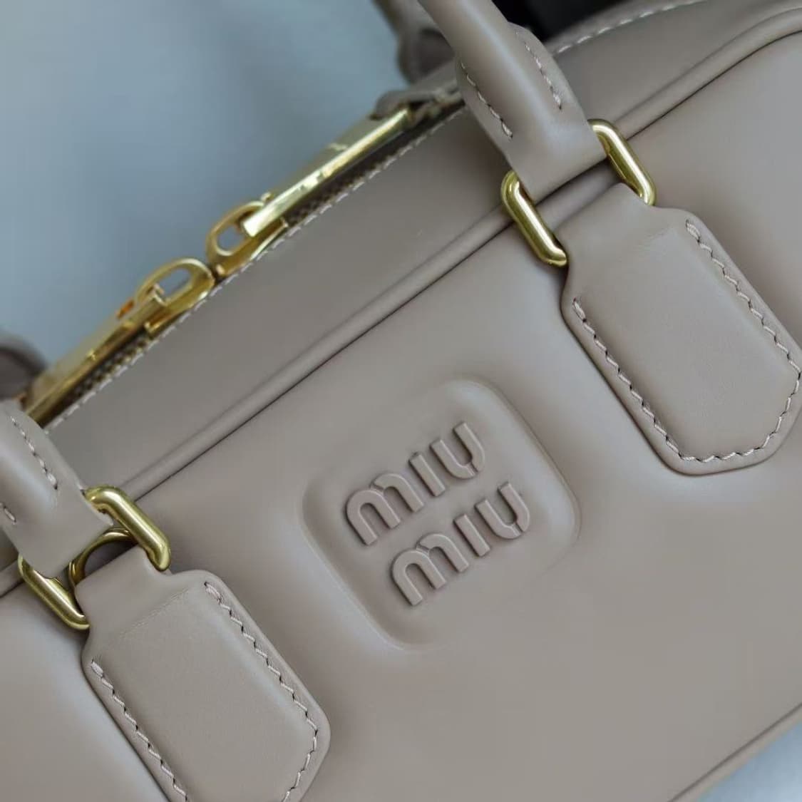 미우 미우 아르카디 레더 미니백 초크 화이트 상품이미지8