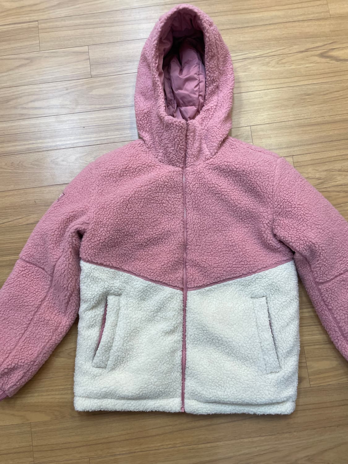 K2 키즈 숏패딩 90사이즈 판매합니다. 핑크색과 흰색 투톤으로 귀여운  상품이미지1