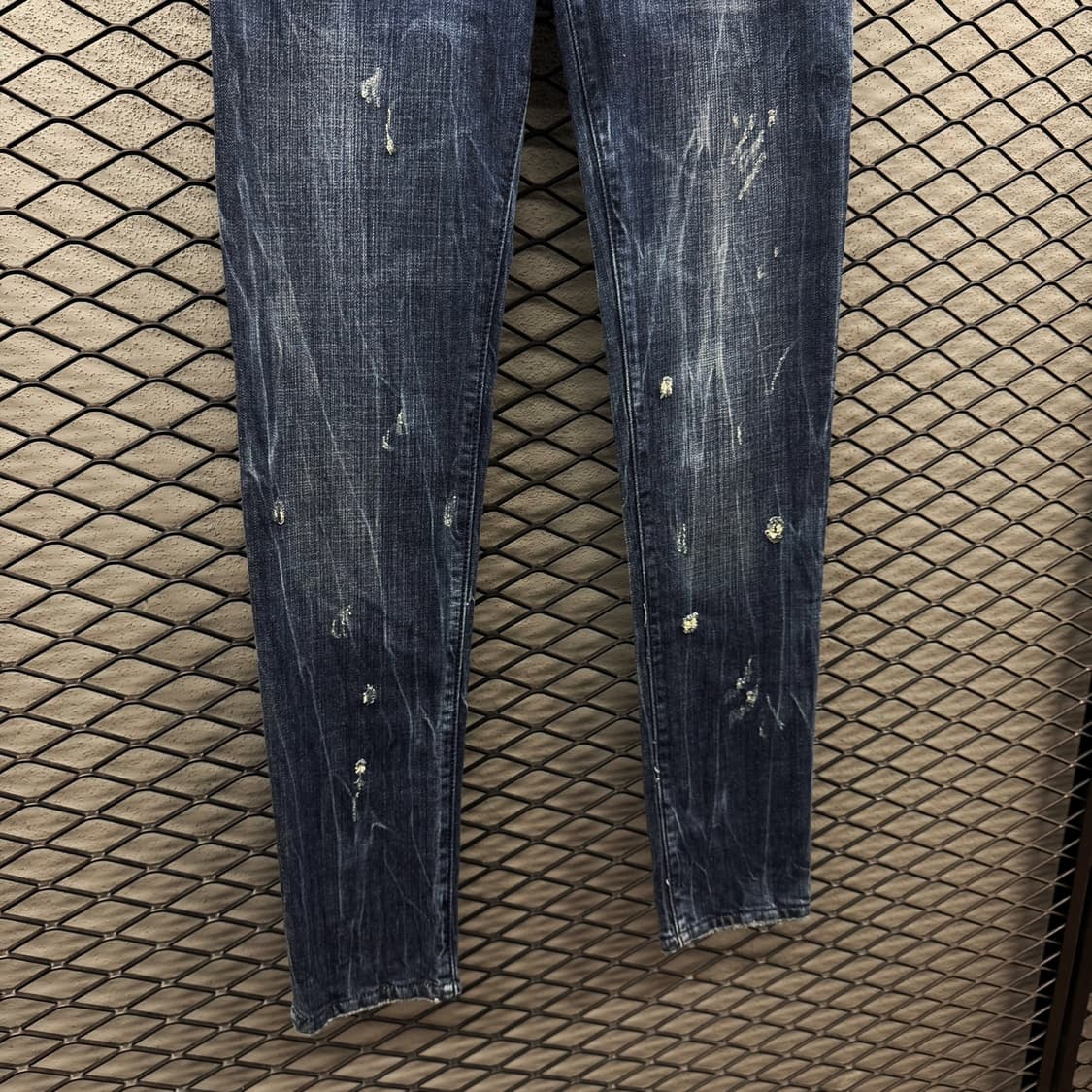 디젤 브러시 워싱 데님팬츠 디스트로이드 데미지 브랜드탭 디테일 슬림핏 상품이미지5