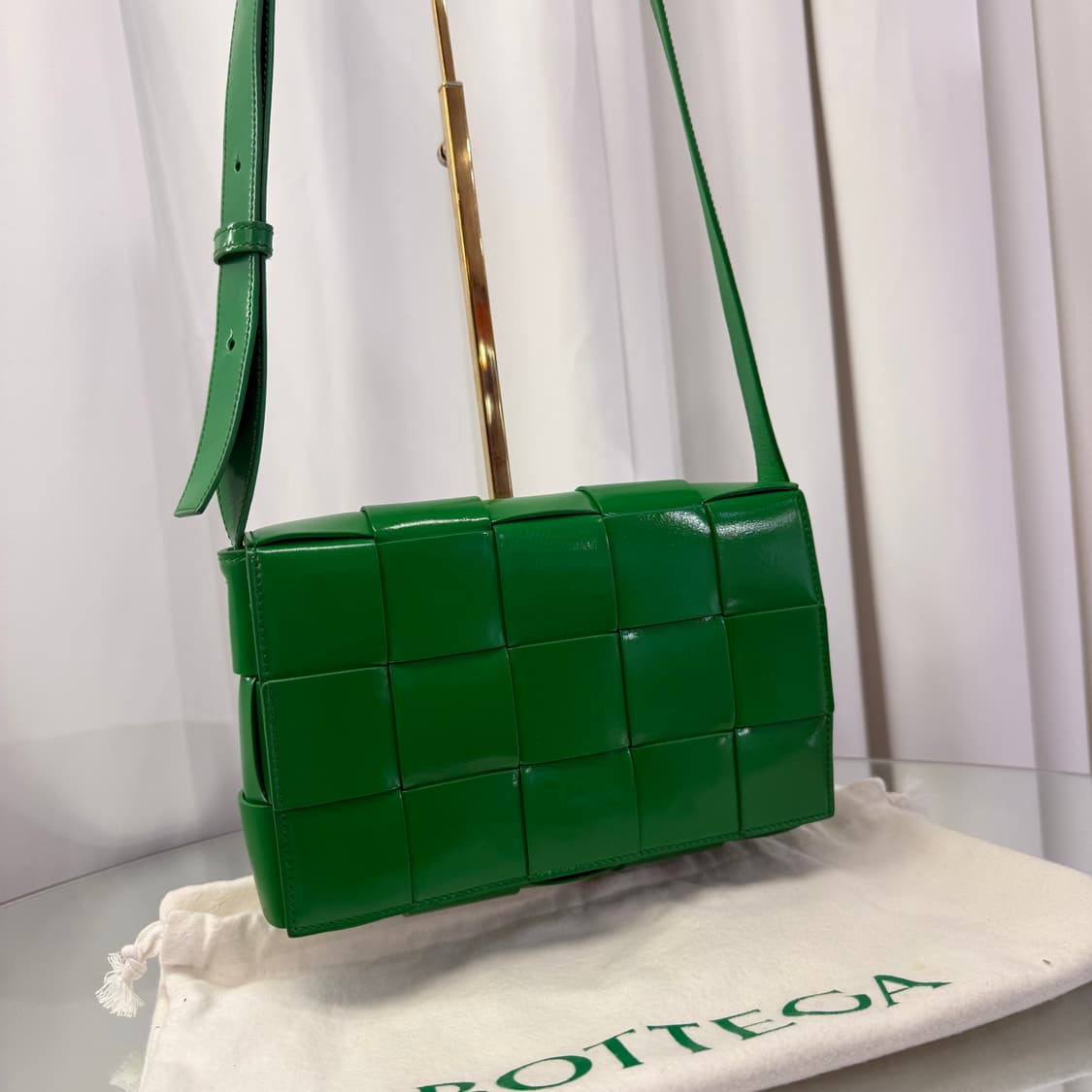 보테가베네타 인트레치아토 유광 카세트백 그린 상품이미지2