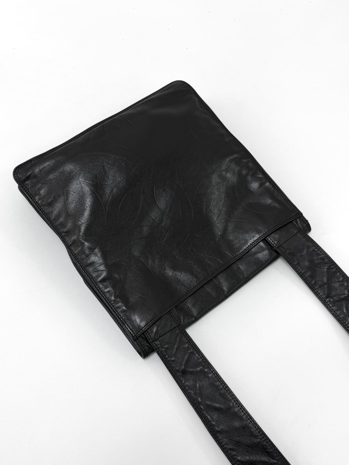 샤넬 로고 엠보스드 램스킨 크로스백 상품이미지3