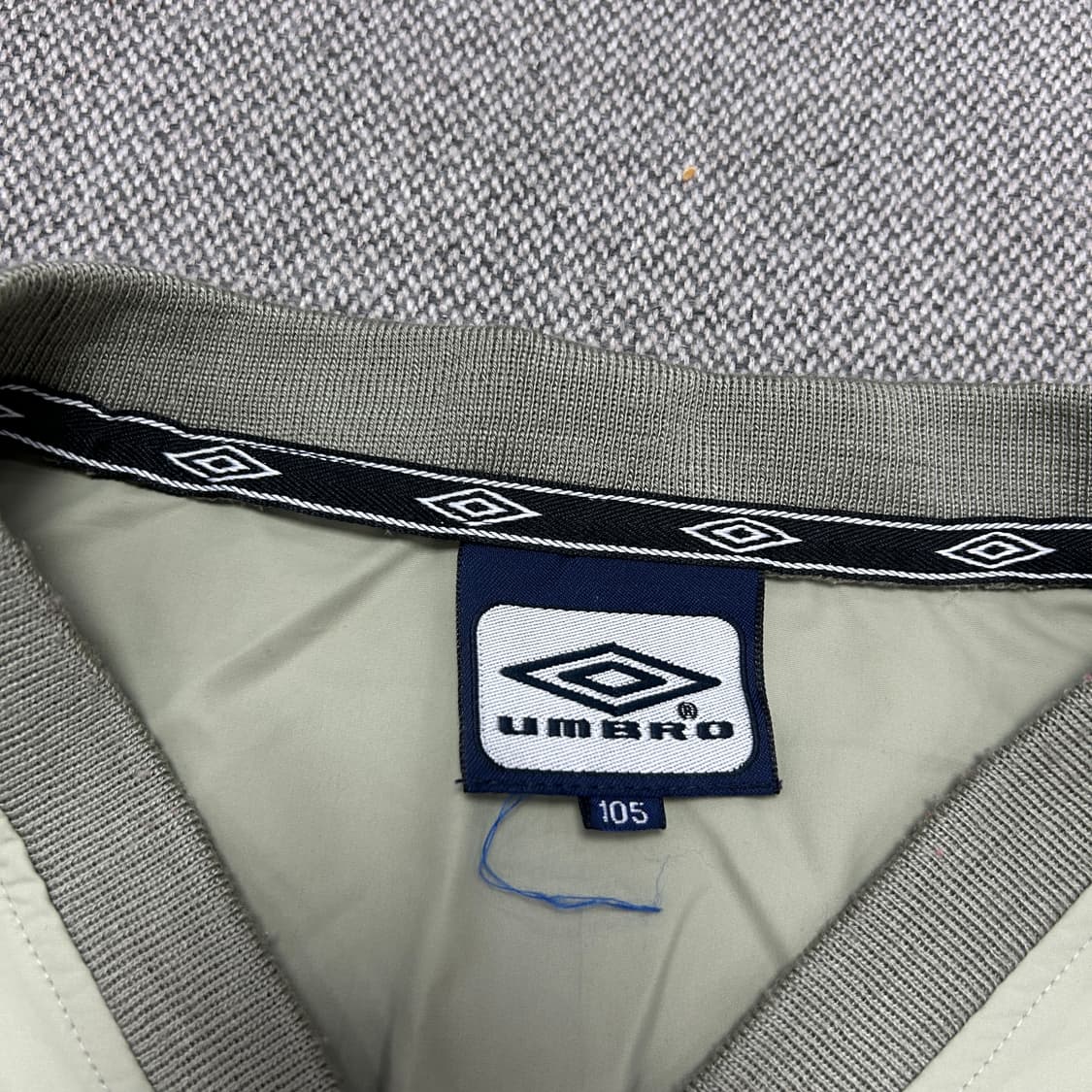 엄브로 올드스쿨 빅로고 브이넥 웜업(105) 상품이미지2