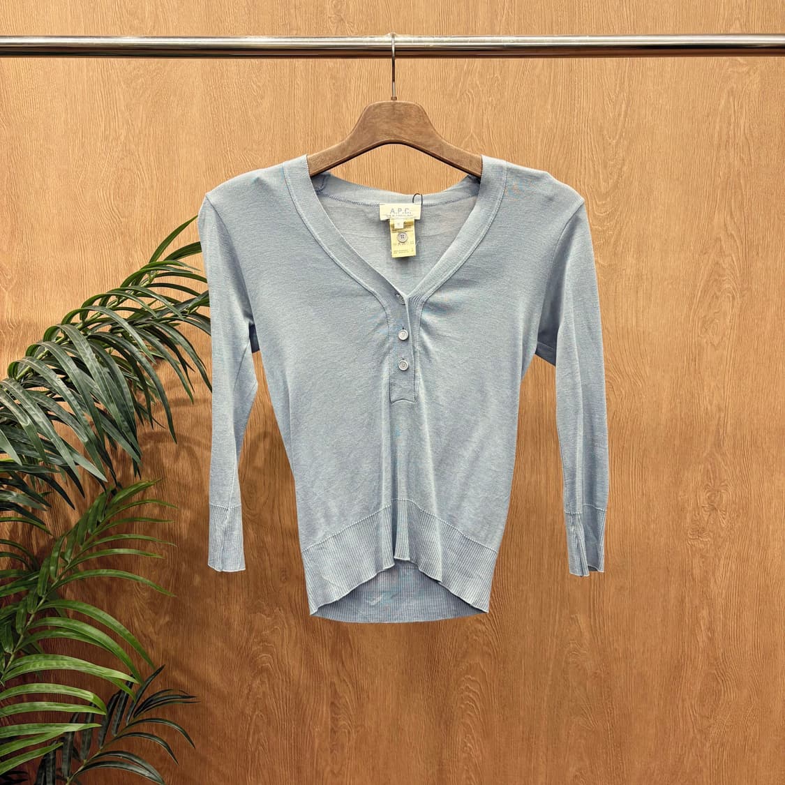 아페쎄 브이넥 니트 프론트 버튼 소매 밑단 시보리 디테일 라이트 블루 상품이미지1