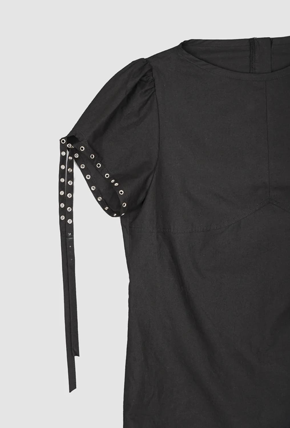 데어드 퍼프 슬리브 아일렛 스트랩 블라우스 블랙 상품이미지2