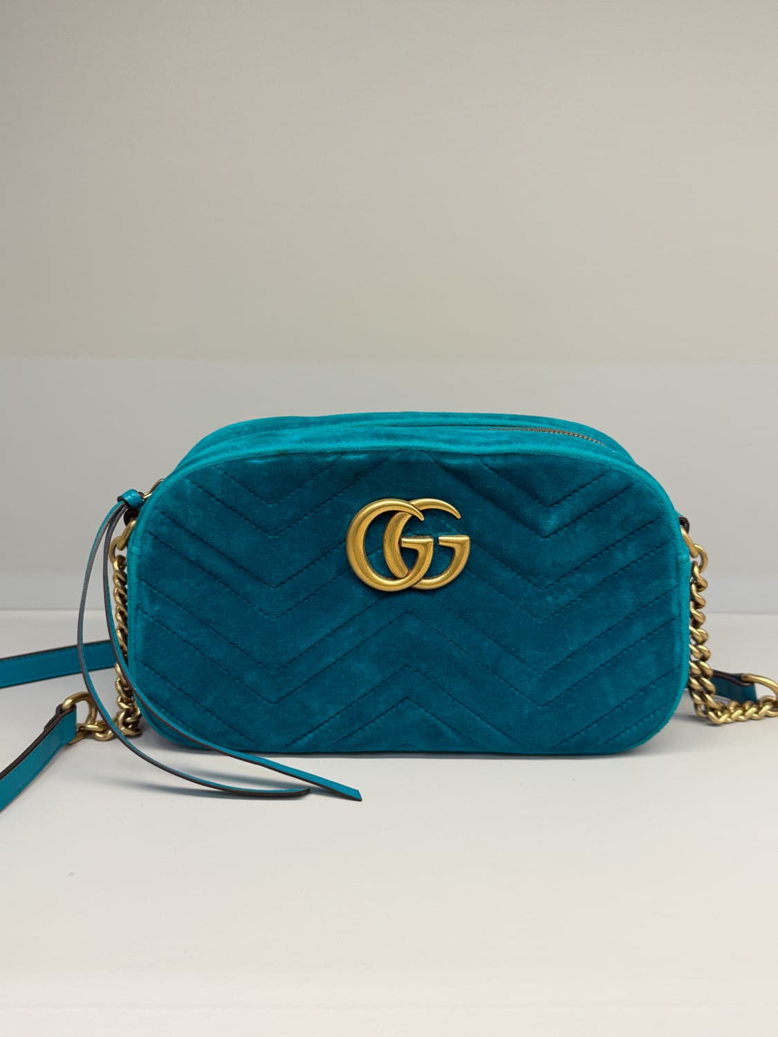 구찌 벨벳 마틀라세 GG 마몽 스몰 크로스백 상품이미지4