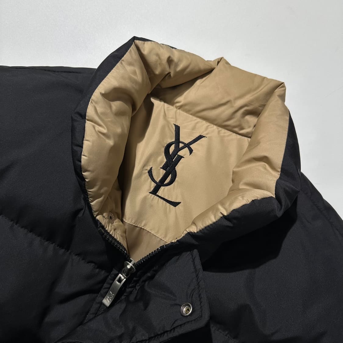 입생로랑 덕다운 체스트로고 패딩 블랙 상품이미지4